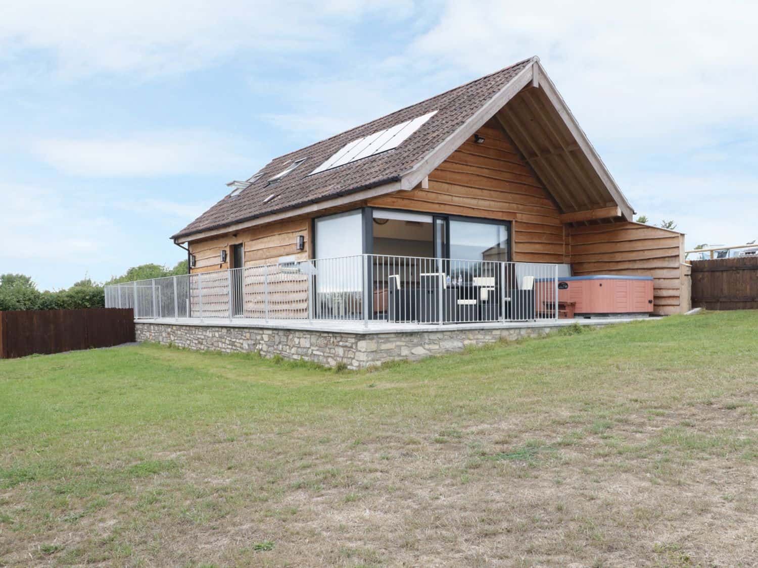 Swan Lodge at Castle Farm with beautiful views across Somerset countryside