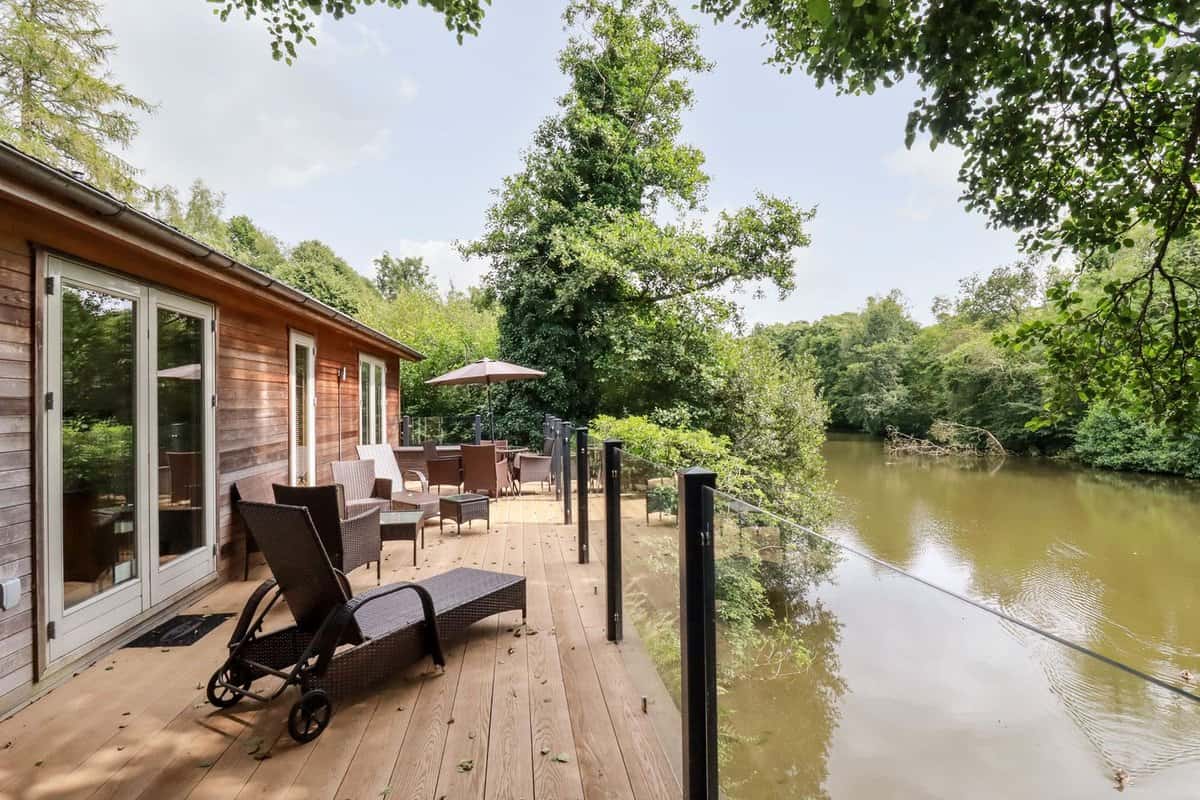 6 Water's Edge lakeside lodge with stunning waterfront position in Cornwall