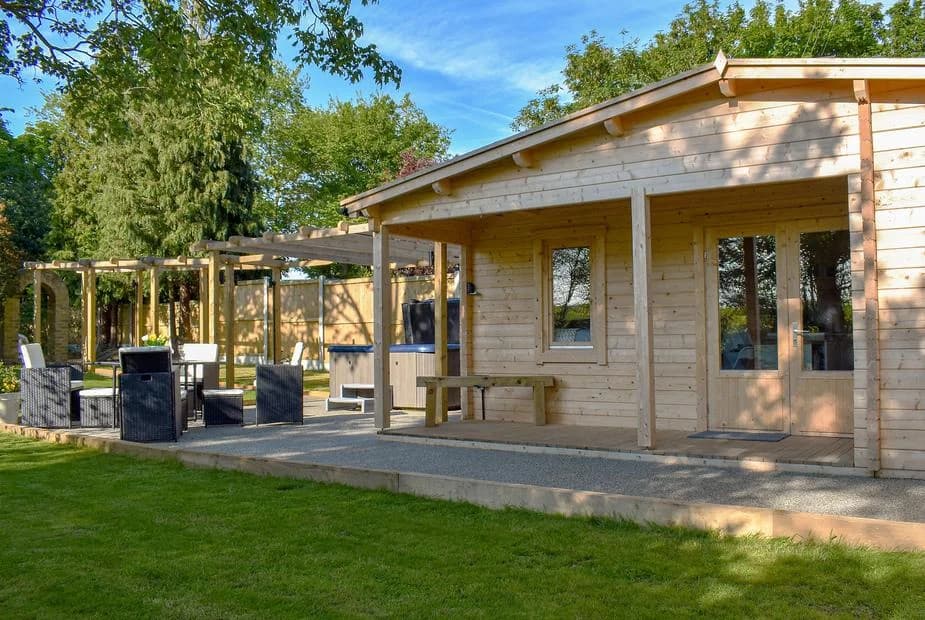 Poppy Lodge log cabin exterior in Kent