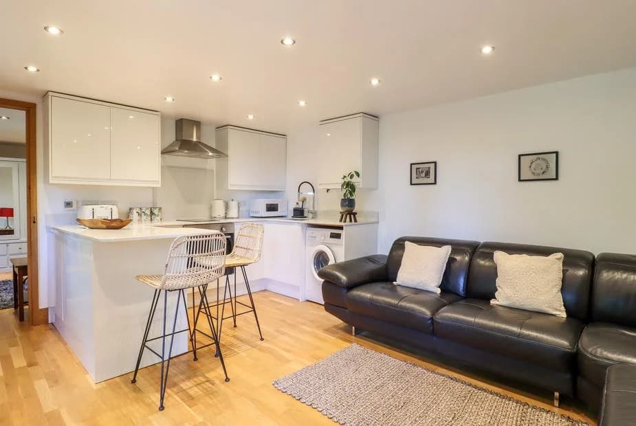 Private hot tub at Willow Cottage