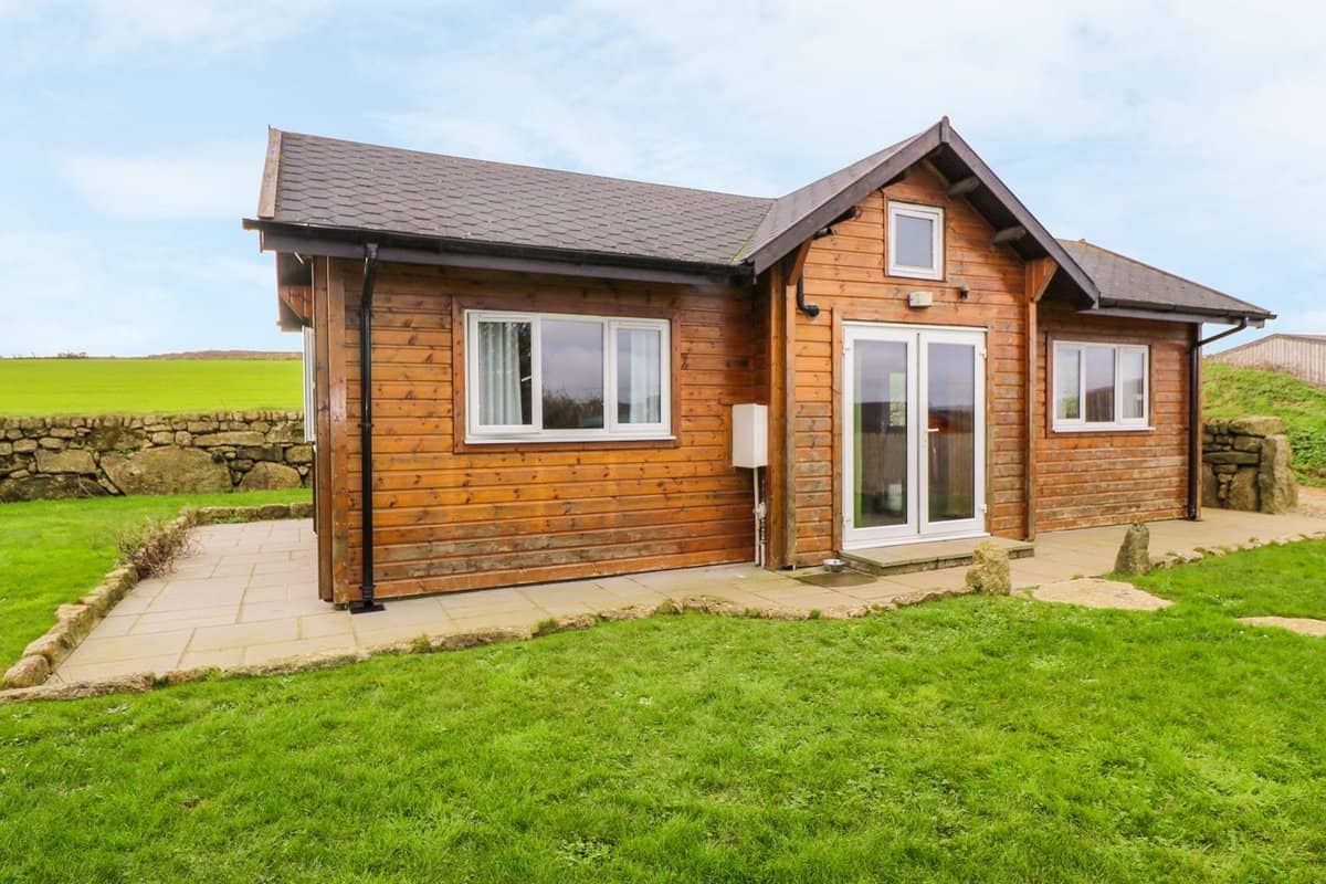 Borah Lodge contemporary cabin set in peaceful Cornish woodland