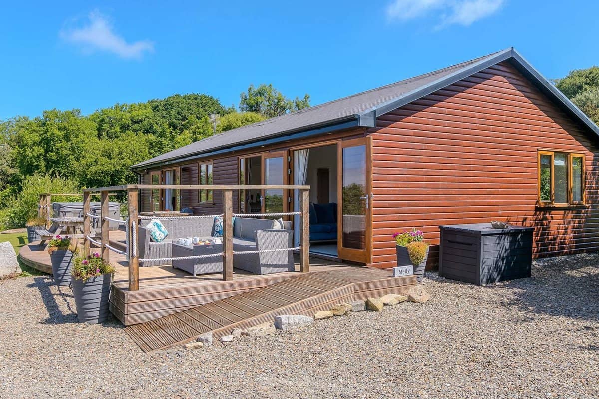 Mellydonen Beder Del charming wooden lodge nestled in Cornish countryside near St Breward