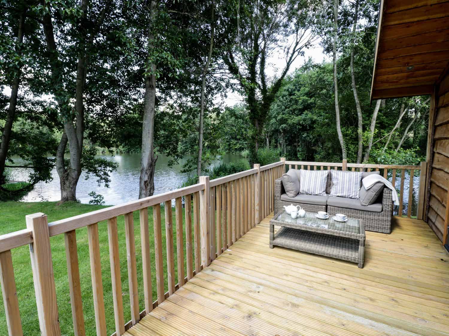 Private deck with outdoor seating and lake views at Skylark cabin