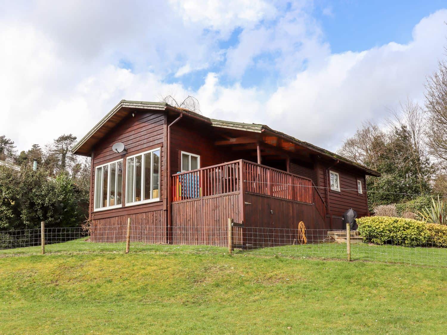 Watersview Lodge contemporary cabin overlooking Rudyard Lake in Peak District