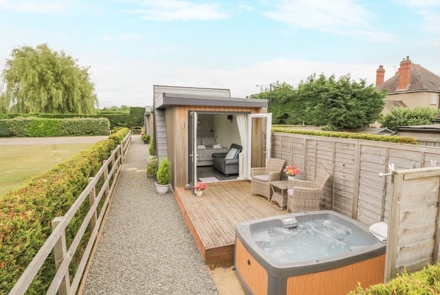Alstroemeria Cabin with Hot Tub